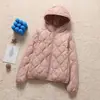 Chamarra acolchada de plumón ligera con capucha y cuello alto transfronteriza para mujer, moda de invierno 2026, cálida blanca de pato, top casual, moderno