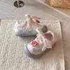 Zapatillas de entrenamiento alemanas de malla transpirable para niños de moda, nueva versión coreana de verano 2026, zapatillas casuales de dibujos animados lindas para niñas