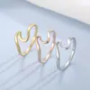 Anillo minimalista con forma de ola en V de acero de titanio, anillo de diseño exclusivo para hombres y mujeres, versátil para el uso diario