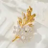 Broche de Estilo Pastoral de Nicho de Lujo Ligero, Aleación de Cobre con Electrochapado en Oro Real, Acabado Cepillado, Incrustación de Zirconia, Broche de Perla de Agua Dulce