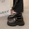 Sapatos pequenos de couro retrô femininos 2025 novo primavera e outono mocassins de um passo estilo britânico petite sapatos de sola grossa de um só