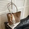 Bolsa Saco com Padrão de Lichia Transversal Outono Inverno Bolsa de Alta Qualidade para Mulheres Textura Versátil Bolsa de Grande Capacidade Bolsa de Ombro para Trabalho Deslocamento