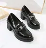 Sapatos femininos de couro estilo britânico de salto alto 2022 novos mocassins de um pedal sapatos de plataforma de couro envernizado de salto grosso de boca baixa