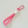 Shangheng ofrece productos de alta calidad listos para usar, como muñecas, bolsas de juguetes, tarjetas, artículos culturales y creativos para armar (DIY), cordones para llaves y correas colgantes versátiles.
