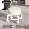 Taburete con Ruedas Giratorias para Uso en Casa, Taburete Bajo con Soporte Lumbar, Engrosado, Silencioso, Respaldo Acojinado Suave, Silla Pequeña con Ruedas para Estar Sentado Mucho Tiempo