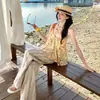 Conjunto Estilo Vacaciones de Verano en la Costa Camisola con Cuello en V + Pantalones de Pierna Ancha Rayados Nuevo Estilo 2026 Conjunto Casual Perezoso de Dos Piezas