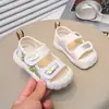 Sandálias de Bebê 2026 Novidades de Verão Meninos e Meninas Sapatos de Praia Fechados Antiderrapantes Sola Macia Sapatos para Bebê Andar Crianças