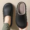 Pantuflas de algodón felpudo impermeables de EVA para mujer en invierno, pantuflas de algodón cerradas cálidas de felpa antideslizantes de suela suave para parejas en invierno