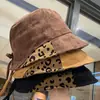 Sombrero de Cubo con Cordón Estampado de Leopardo en Patchwork de Gamuza para Mujer Otoño Invierno Retro Viento Frío Protección Auditiva Cálido