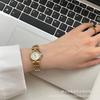 Reloj pequeño dorado clásico retro IEKE esmeralda para mujer, exquisito estilo mid-century, diseño nicho de lujo ligero, reloj de cuarzo