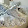 Juego de cuatro piezas de gasa de doble capa de algodón puro seguro para bebés Clase A: funda de edredón, sábana, sábana ajustable, juego de tres piezas para dormitorio, lindo y moderno