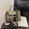 Bolsa Feminina da Moda 2025 Novo Modelo Bolsa de Mão para o Dia a Dia, Textura de Luxo Leve, Bolsa com Padrão de Cobra, Bolsa de Aba de Grande Capacidade