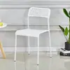 Fabricante de sillas de comedor casuales minimalistas modernas suministra silla con respaldo silla de plástico con agujero silla para estudiantes de dormitorio silla de mesa de comedor