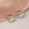 Ear Cuff Circular de Camada Dupla Levemente Luxuoso para Mulheres, Brincos Simples Versáteis de Alta Moda, Pequenos Studs de Orelha Torcidos com Textura Exquisita