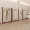 Estante de Exhibición para Tienda de Ropa Estante de Pie de Acero Inoxidable Estante para Ropa de Mujer Color Nogal Estilo Antiguo Colgador de Ropa de Pared