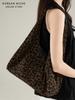 Bolsa Tote de Axila com Design de Estampa de Leopardo Nicho Estilo Coreano para Mulheres Novo Estilo Estilo Preguiçoso Grande Capacidade Bolsa de Mão de Ombro
