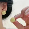 Pendientes pequeños de azúcar coloridos diseño simple nicho alto sentido 2025 nuevos compactos todo-partido temperamento pendientes de moda