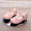 Sapatos de Couro para Meninas 2025 Primavera e Outono Novos Lolita Menininhas Sapatos de Princesa com Laço Sapatos Individuais Infantis Sapatos com Solado Macio