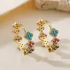 Aogu, una marca popular transfronteriza, ofrece una nueva colección de aretes de cobre de nicho de alta gama, chapados en oro de 18 quilates y adornados con circonita cúbica, con un pequeño diseño floral, perfectos para mujeres y fáciles de combinar con cualquier atuendo.