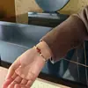 Pulsera de Piedra Natural Pulsera de Cuentas Acero de Titanio No se Desvanece Joyería de Mano Cuentas de Ágata Roja Nicho de Alta Gama