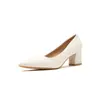 Scarpins de salto alto off-white de duas camadas revestidos em couro para mulheres, estilo novo, versáteis para trabalho, entrevistas e ambientes profissionais, com bico fino e salto grosso.