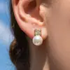 Oumai Ka Exquisitos Pendientes de Botón de Zirconia Trébol de Cuatro Hojas Perla Temperamento Elegante Acero Inoxidable Lujo Ligero Pendientes Largos para Mujer