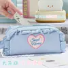 Ins Estuche de Lápices de Encaje Sweet Talk con Bordado de Corazón y Diseño Fruncido, Estuche de Almacenamiento Elegante y Portátil para Estudiantes de Primaria y Secundaria
