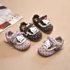 Zapatos para niñas 2026 Otoño Nuevo Ligeros Zapatos Deportivos Infantiles Moda para Niñas Dibujos Animados Suela Blanda Entrenamiento Alemán Zapatos Argan