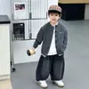 Conjunto de Roupa de Outono para Meninos 2026 Nova Moda Tendência Infantil Estilo College Jaqueta Suéter Elegante Pequeno Cavalheiro Roupas de Outono