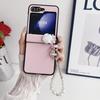 Funda de teléfono con patrón de lichi y pedrería de camelia para Samsung Zflip7, con cadena de mano de perlas, funda protectora para Zflip6/5
