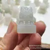 Jade Natural de Tianshan Esculpido em Três Dimensões Leão Animal de Estimação Fofo Carimbo Pequeno Ornamento Pingente Gravação Carimbando Acessório Atacado em Estoque