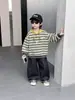 Conjunto de moletom listrado para meninos primavera e outono, conjunto esportivo infantil de duas peças estilo coreano, roupas estilosas para meninos pequenos