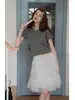 Miu Malha de Lã com Gola Polo Manga Curta Cinza Verão Novo Top Curto Retro com Ombro Torcido para Mulheres