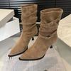 Botas Curtas de Salto Alto Bico Fino para Mulheres 2025 Novo Outono Retrô Botas de Pelo Franzido Aparência Emagrecedora Salto Agulha Botas Western Slim