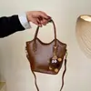 2025 Novas Bolsas Tendência Bolsas Retrô Populares para Mulheres Outono e Inverno Versáteis Bolsas Transversais Bolsas de Balde de Alto Padrão Moda