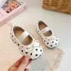 Sapatos de princesa com bolinhas sapatos de couro da moda para meninas novidades do outono de 2026 para crianças pequenas sapatos baixos de peça única para crianças médias e maiores sapatos Mary Jane