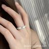 Chen Mo Diseño de Nicho de Personalidad Perla de Mariposa Blanca Natural Anillo Elástico con Perlas de Pino Verde Sintético Anillo Europeo y Americano para Mujer