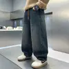 Roupas Infantis Meninos Jeans Simples Solto Primavera 2026 Novo Estilo Calças Retas Casuais de Primavera e Outono para Meninos Venda por Atacado