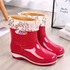 Botas de lluvia para mujer antideslizantes cortas zapatos de agua moda cálidas botas de agua para adulto zapatos bajos de goma botas de lluvia forradas de felpa entrega de una sola pieza
