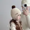 Gorro de Bebé Lindo con Bola de Pelo Estilo Coreano Otoño e Invierno Estilo Nuevo Protección para Orejas Cálido Cortavientos con Cordones Gorro de Lana para Niños y Niñas