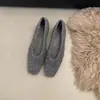 Sapatos baixos cinzas elegantes de bico quadrado estilo francês com pelo para mulheres, novidades outono e inverno 2026, slip-on nicho retrô sapatos de uso diário
