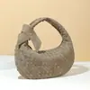 Moda Europea y Americana 2025 Bolso de Hombro Tejido de Gran Capacidad Tipo Empanada Moda Nuevo Bolso de Media Luna Versátil Bolso de Axila Mate