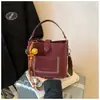 Bolso Retro para Mujer 2024 Nuevo Otoño e Invierno Nicho Hombro Único Cruzado Cubo Gran Capacidad Pu Tote Bolso de Mujer