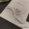 Pinza grande para el cabello plateada estilo frío pinza pequeña de tiburón metal nicho diseño sentido clip horquilla femenina alto sentido