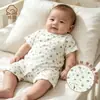 Mameluco de bebé de manga corta hecho a medida con estampado floral, con diseño de corte cuadrado, botones en los hombros descubiertos y broches en la entrepierna, adecuado como pijama para recién nacidos