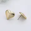 Pendientes versátiles de temperamento de alta gama estilo Hepburn de Instagram pendientes en forma de corazón pendientes de botón de corazón tridimensionales exquisitos a la moda simples