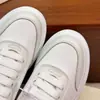 ¡Artículos de Alta Gama de Dongguan! Mq Nuevos Zapatos Deportivos Casuales de Cuero Genuino con Suela Gruesa de Dos Tonos para Parejas con Cola Zapatos Blancos con Cordones para Aumentar la Altura