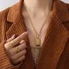 Noria diseño francés colgante cuadrado de 26 letras cadena clavicular chapado en oro de 18K acero de titanio joyería de fábrica al por mayor