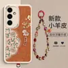 Adecuado para Samsung S25/S26, Estilo Chino Nuevo Piel de Cordero Repujada Cadena Colgante de Carrillón Gato de la Fortuna Funda para Teléfono Venta al por Mayor