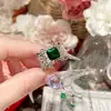 Pulsera Camelia Retro de Alta Resistencia con Imitación de Piedras Preciosas de Diamante Completo Espinela Verde para Mujer, Chapada en Oro de 18 Quilates, Fuerte Retención del Color, Nuevo Producto Transfronterizo